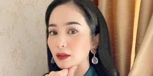 Jarang Terlihat, Ternyata Seperti Ini Hubungan Bunga Zainal dan Putri Sambungnya