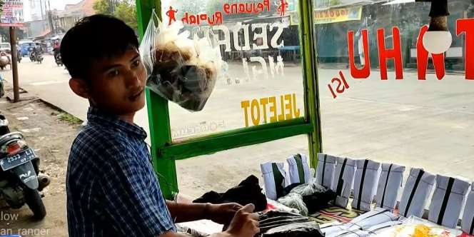 Bukan Main! Hanya Jualan 3 Jam Sehari Pakai Gerobak Sederhana, Pedagang Mendoan Ini Raup Rp24 Juta Perbulan