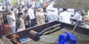 Viral Video Pengendara Motor Lewat di Tengah Acara Pemakaman Sambil Geber Gas