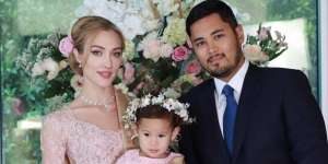 Potret Varsha Strauss Menantu Bule Bambang Trihatmodjo saat Momong Anak, Bikin Salfok!