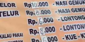 Jahilnya Kebangetan! Poster Harga Bubur Ayam Terlihat Normal dari Kejauhan, Pas Didekati Bikin Jantungan