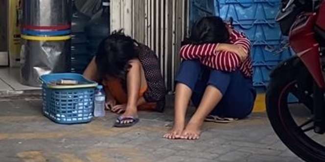 Demi Bantu Ibu, Kakak Adik Ini Jualan Mie Sampai Tertidur Depan Minimarket