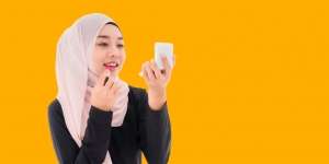Cegah Bibir Pecah-Pecah Saat Mengaplikasikan Lipstik dengan Cara Ini