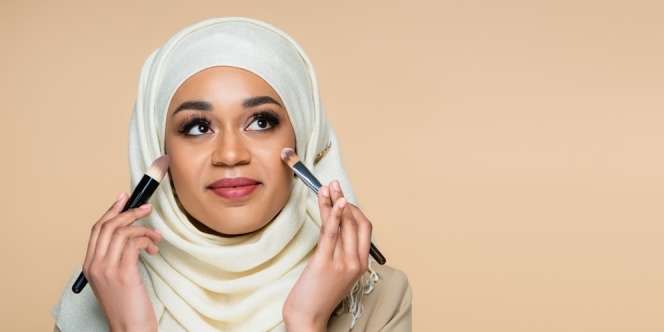Aplikasikan Foundation dengan Trik Ini Agar Lebih Flawless
