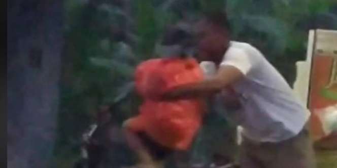 Bikin Haru, Video Ayah Bikin Jas Hujan dari Kantong Plastik