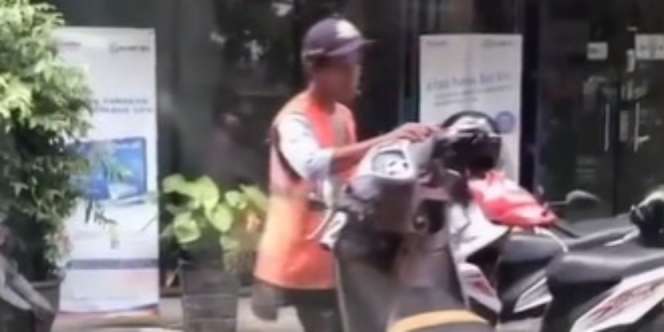 Viral Aksi Tukang Parkir Ini Totalitas Rapikan Motor, Bikin Takjub!