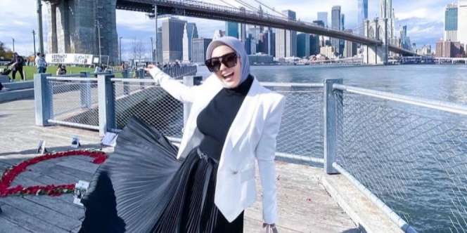 Deretan Koleksi Sepatu Putih Syahrini, Simpel dan Stand Out