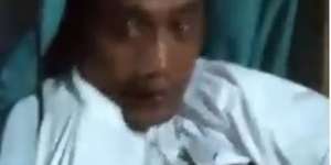 Nasib Apes Maling, Terjebak di Jendela Saat Mau Kabur Karena Ketahuan