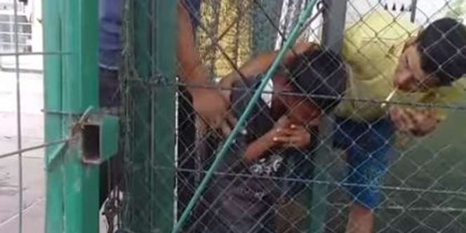 Apes, Kepala Bocah Terjebak Pintu Kawat Saat Main di Lapangan Futsal