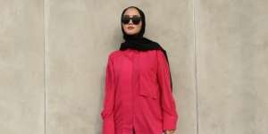 Trik Erica Putri Pakai Kemeja Shock Pink, Kekinian Banget!