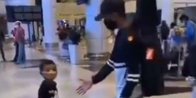 Sempat Tak Mengenali, Momen Haru Pertemuan Anak dan Ayah Usai 4 Tahun Terpisah Negara