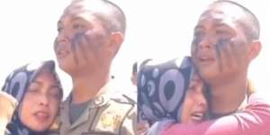 Nyesek Banget! Calon Satpol PP Nangis Kejer di Pelukan Bunda karena Ditinggal Tunangan oleh Mantan Pacar, Kisah di Baliknya Bikin Geram