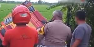Miris, Truk Bermuatan Ikan Lele Nyungsep di Sawah, Isinya Malah Dijarah Warga