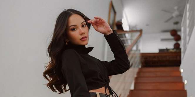 Outfit Santai Alyssa Daguise Curi Perhatian, Harga Kausnya Ternyata Sungguh Merakyat