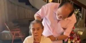 Viral! Momen Anak Tukang Becak yang Kini Jadi Orang Terkaya Indonesia Sisir Rambut Sang Ibu