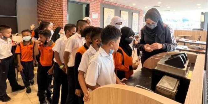 Ingat Masa Kecil Susah, Guru Ini Ajak 30 Siswanya ke Restoran Waralaba
