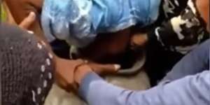 Proses Evakuasi Kepala Bocah Masuk Gentong, Bikin Iba Sekaligus Ngakak