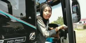 Viral Wanita Berhijab Jadi Sopir Bus, Perkasa Angkat Koper Penumpang