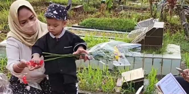 Gala Sky Ziarah ke Makam Vanessa Angel dan Bibi Andriansyah, Netizen Mewek