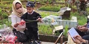 10 Potret Gala Sky Pertama Kali Ziarah ke Makam Vanessa Angel-Bibi, Sorot Matanya Bikin Haru!