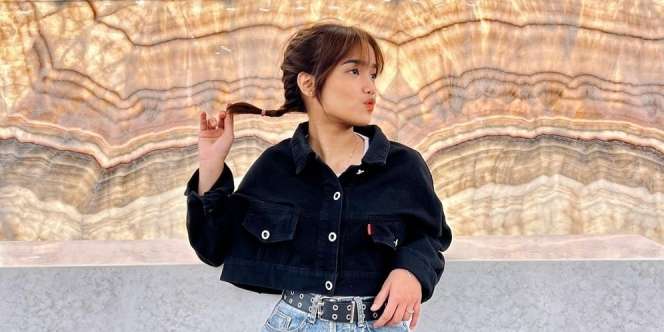 Deretan Gaya Stylish Fuji, Stand Out Meski Pakai Busana Ramah Kantong