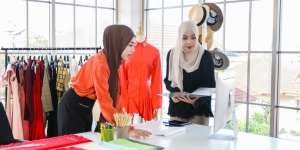 4 Desainer dengan Karya Etnik Khas Indonesia, Menyatukan Gaya Modern dan Kain Tradisional