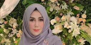 Outfit Shocking Pink Mama Amy, Sandalnya Nyaris Rp10 Juta