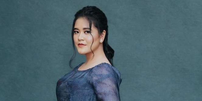 Gaya Anggun Kahiyang Kala Pemotretan, Berbalut Gaun Biru yang Menawan