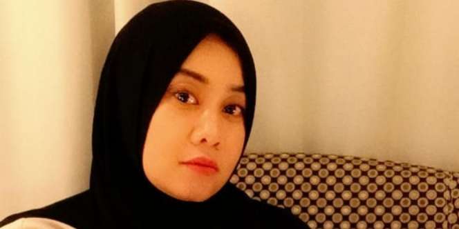Istri Dody Soedrajat Tampil Beda, Temani Anak Berjemur Tanpa Hijab