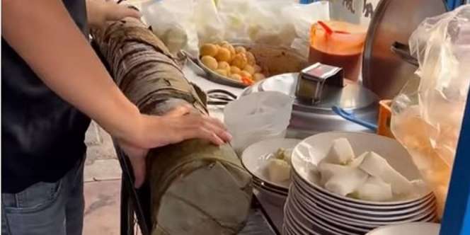 Lontong 'Tiang Pancang', Dijual Rp12 Ribu Saja Per Porsi