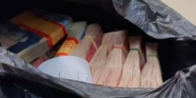 Viral 'Pemuda Pengangguran' Pamer Setor Tunai Rp300 Juta ke Bank Pakai Sandal Jepit