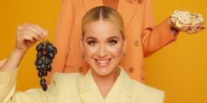 Gaya Nyentrik Katty Perry Pakai Anting dari Alat Swab, Selalu Anti-mainstream!