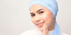 Trik Memakai Highlighter Agar Riasan Lebih Glowing Natural