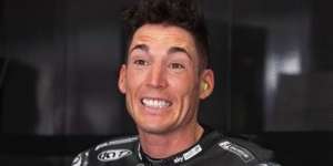 Bersepeda di Lombok, Aleix Espargaro Melongo Lihat Penjual Bensin Eceran dan Emak-Emak Naik Motor Berlima