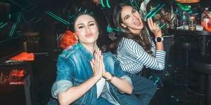 Sempat Musuhan Karena Cemburu, Kini Luna Maya dan Momo Geisha Jadi Bestie, Intip 7 Potretnya!