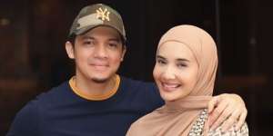 OOTD Hijab Zaskia Sungkar 'Hunting Carpet' Bisa Jadi Referensi Tampilan Santai
