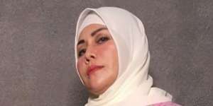 Putuskan Berhijab, Ini 5 Potret Penampilan Terbaru Mak Vera yang Makin Cantik