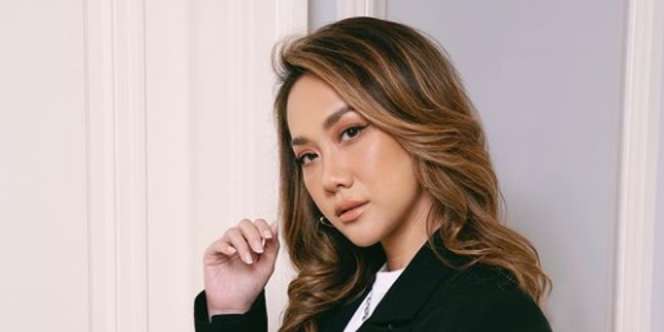 BCL Tampil Bold dan Elegan Kenakan Aksesoris Rp13 Juta