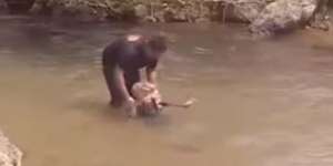 Bikin Nangis, Pria Ini Begitu Sabar Pandu Adiknya Difabel Berenang