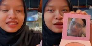 TikTokers Review Blush Tak Sengaja Muncul Wajah Pria di Cermin: 'Beli Dimana Itu?'