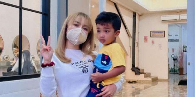 Penampilan Baru Medina Zein Usai Lepas Hijab Jadi Sorotan