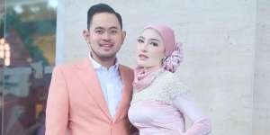 Unggahan Kocak Shandy Purnamasari Berpose Bareng Suami Pakai Payung Chanel