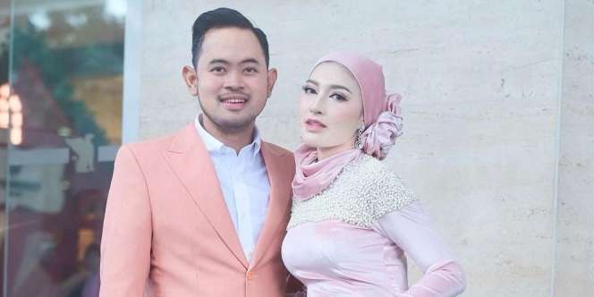 Unggahan Kocak Shandy Purnamasari Berpose Bareng Suami Pakai Payung Chanel