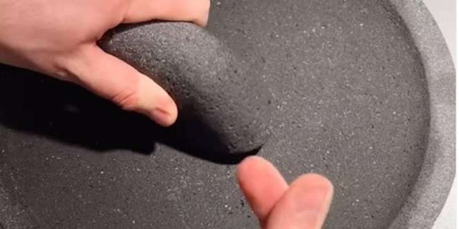 Punya Istri Indonesia, Pria Bule Ini Tunjukkan Barang yang Wajib Ada Dapur