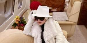 Gaya Syahrini Pakai Jaket Knit Rumbai, Stylish dan Unik Banget