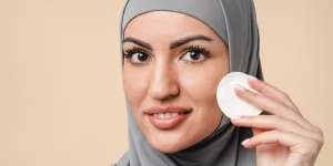 4 Cara Wajah Dipastikan Bebas Makeup Sebelum Beranjak Tidur