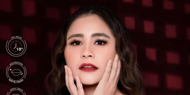 Warna Merah Jadi Tren Fashion dan Makeup 2022