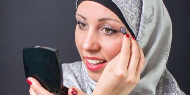 Trik Bikin Riasan Cut Crease dengan Penjepit Bulu Mata