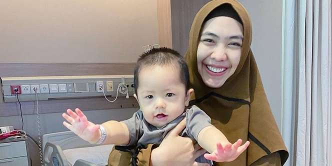 Putra Oki Setiana Dewi Jalani Terapi Berdiri Sampai Menangis