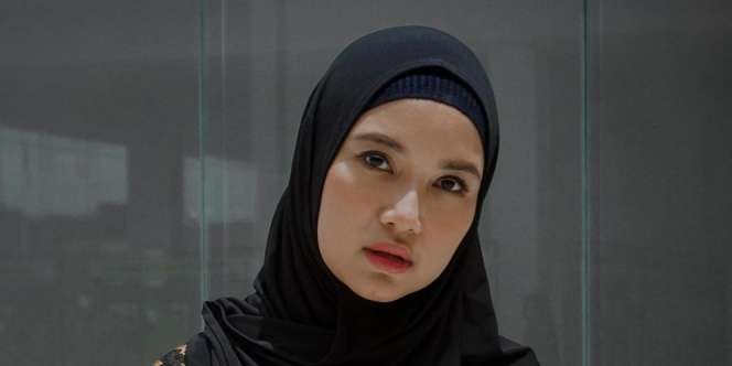 Gaya Chacha Frederica Pakai Baju Buatan Penjahit Pasar Kala Temani Suami Dinas